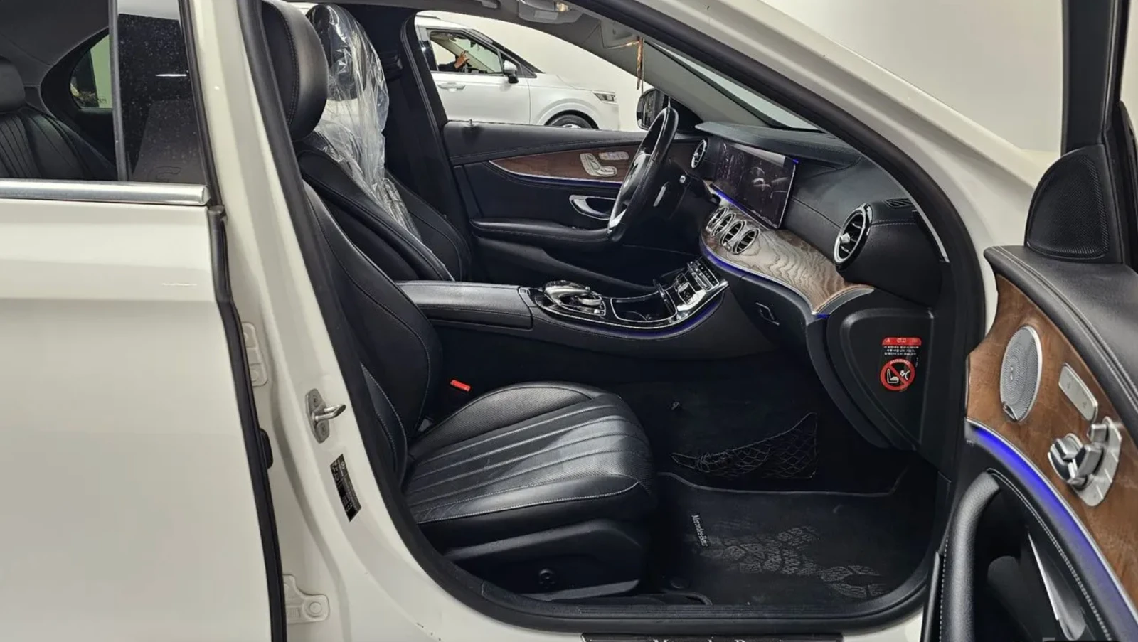 Mercedes-Benz E 300 BURMESTER / DISTRONIC / 360 КАМЕРИ / ОБДУХВАНЕ, снимка 11 - Автомобили и джипове - 54866294