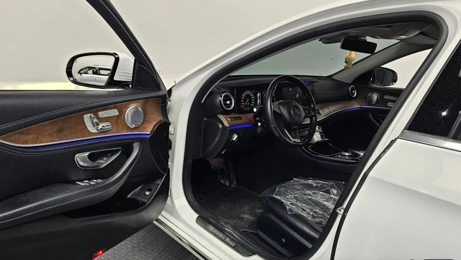 Mercedes-Benz E 300 BURMESTER / DISTRONIC / 360 КАМЕРИ / ОБДУХВАНЕ, снимка 10 - Автомобили и джипове - 54866294