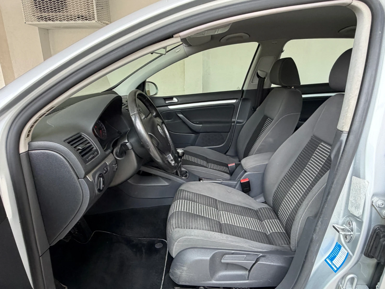 VW Golf Comfortline Бензен- Газ!, снимка 9 - Автомобили и джипове - 56684141