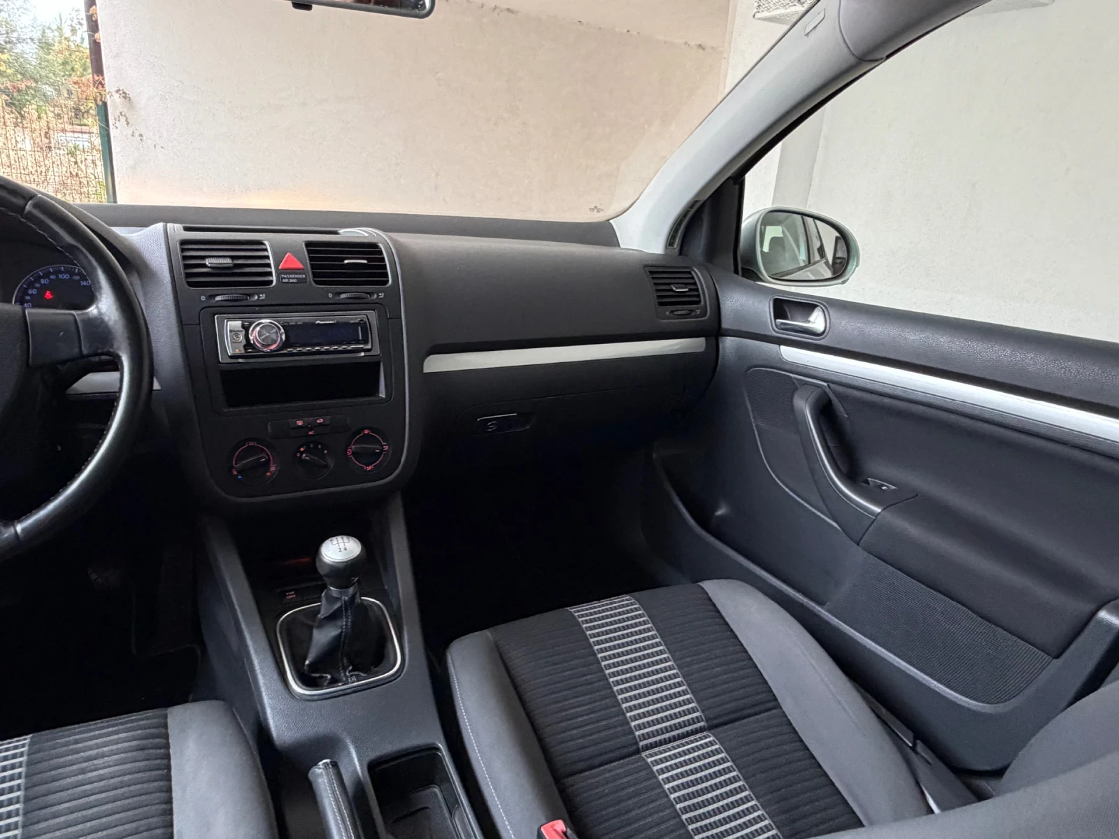 VW Golf Comfortline Бензен- Газ!, снимка 13 - Автомобили и джипове - 56684141