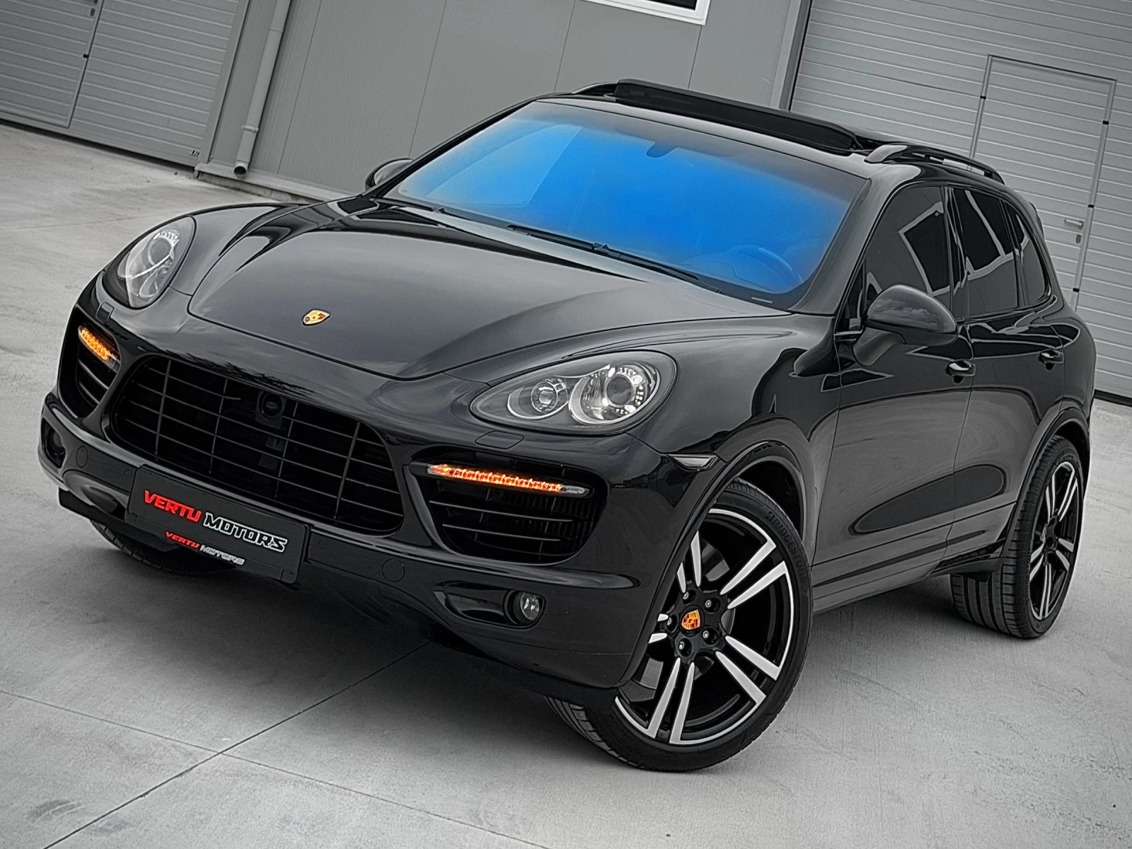 Porsche Cayenne TURBO/ 600ps/ PANO/ 3xTV/ BOSE/ CAMERA/ F1, снимка 2 - Автомобили и джипове - 54195290