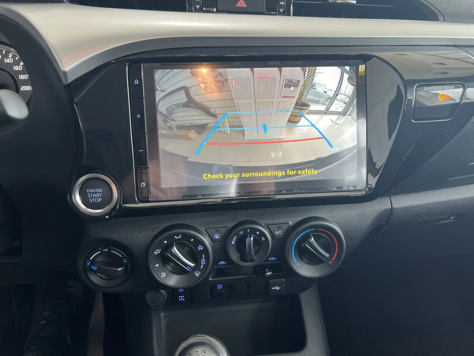Toyota Hilux 2.8D 6MT Comfort, снимка 14 - Автомобили и джипове - 54365373