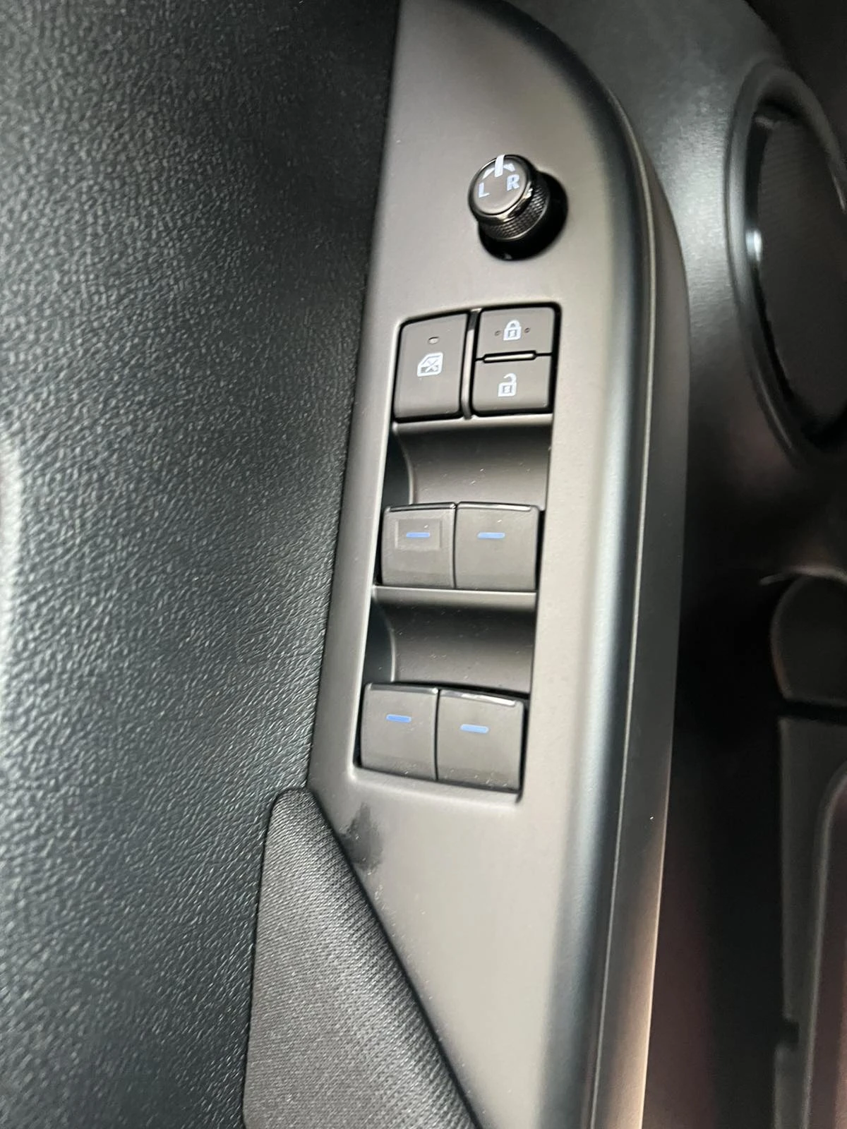 Toyota Hilux 2.8D 6MT Comfort, снимка 17 - Автомобили и джипове - 54365373