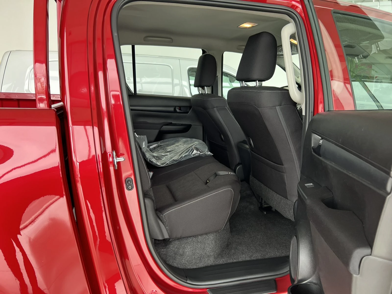 Toyota Hilux 2.8D 6MT Comfort, снимка 10 - Автомобили и джипове - 54365373