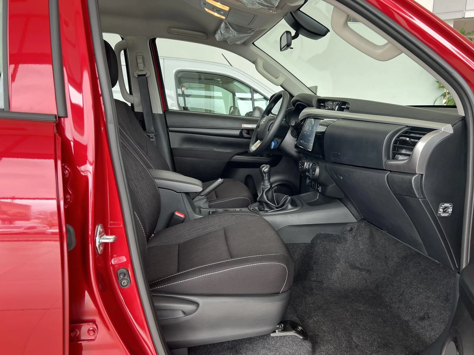 Toyota Hilux 2.8D 6MT Comfort, снимка 9 - Автомобили и джипове - 54365373