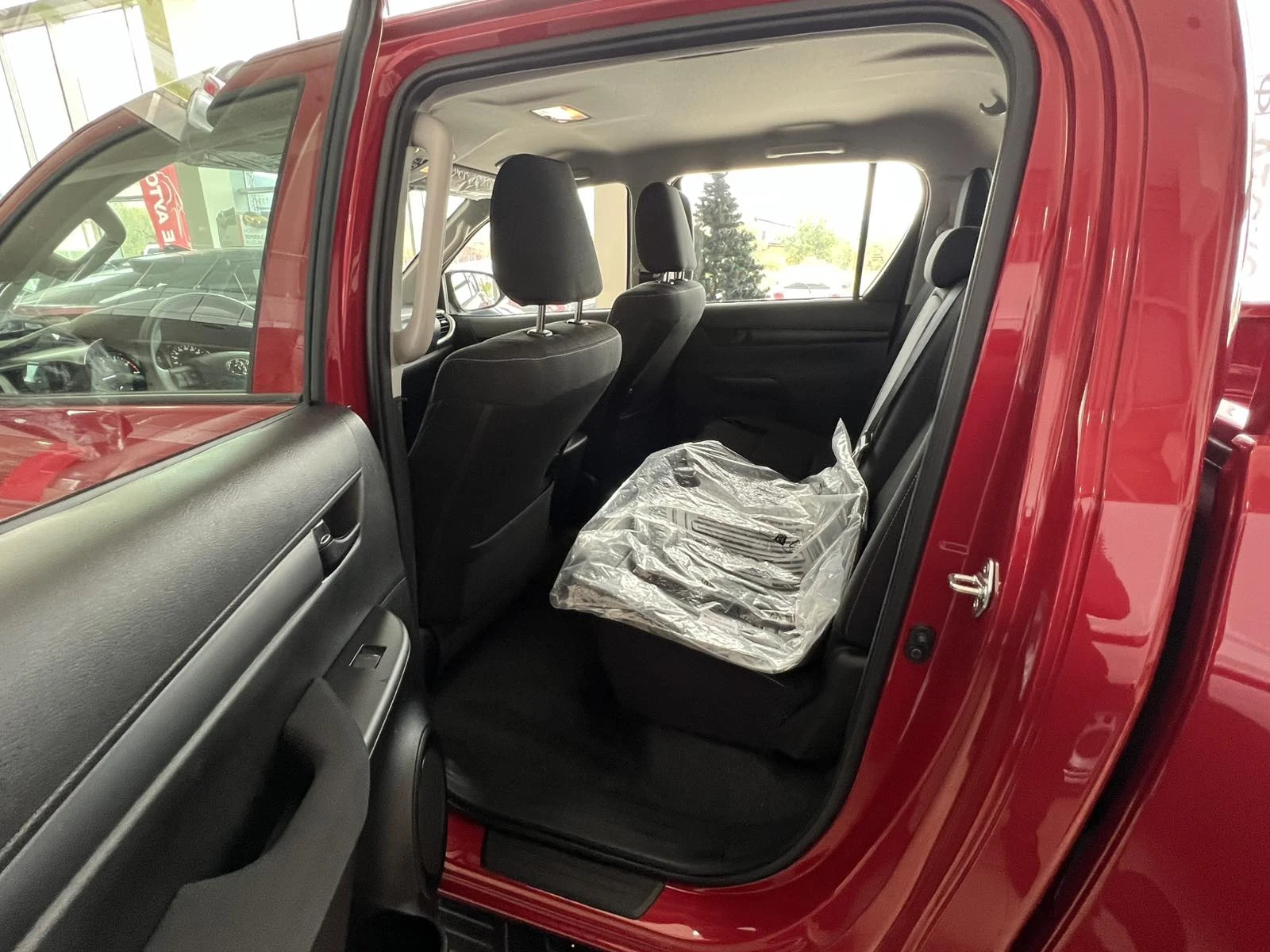 Toyota Hilux 2.8D 6MT Comfort, снимка 11 - Автомобили и джипове - 54365373
