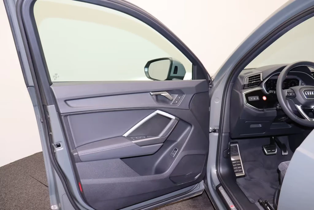 Audi Q3 40TDI/193HP/S-LINE/QUATTRO/MATRIX/PANO/360/275q, снимка 12 - Автомобили и джипове - 54466644