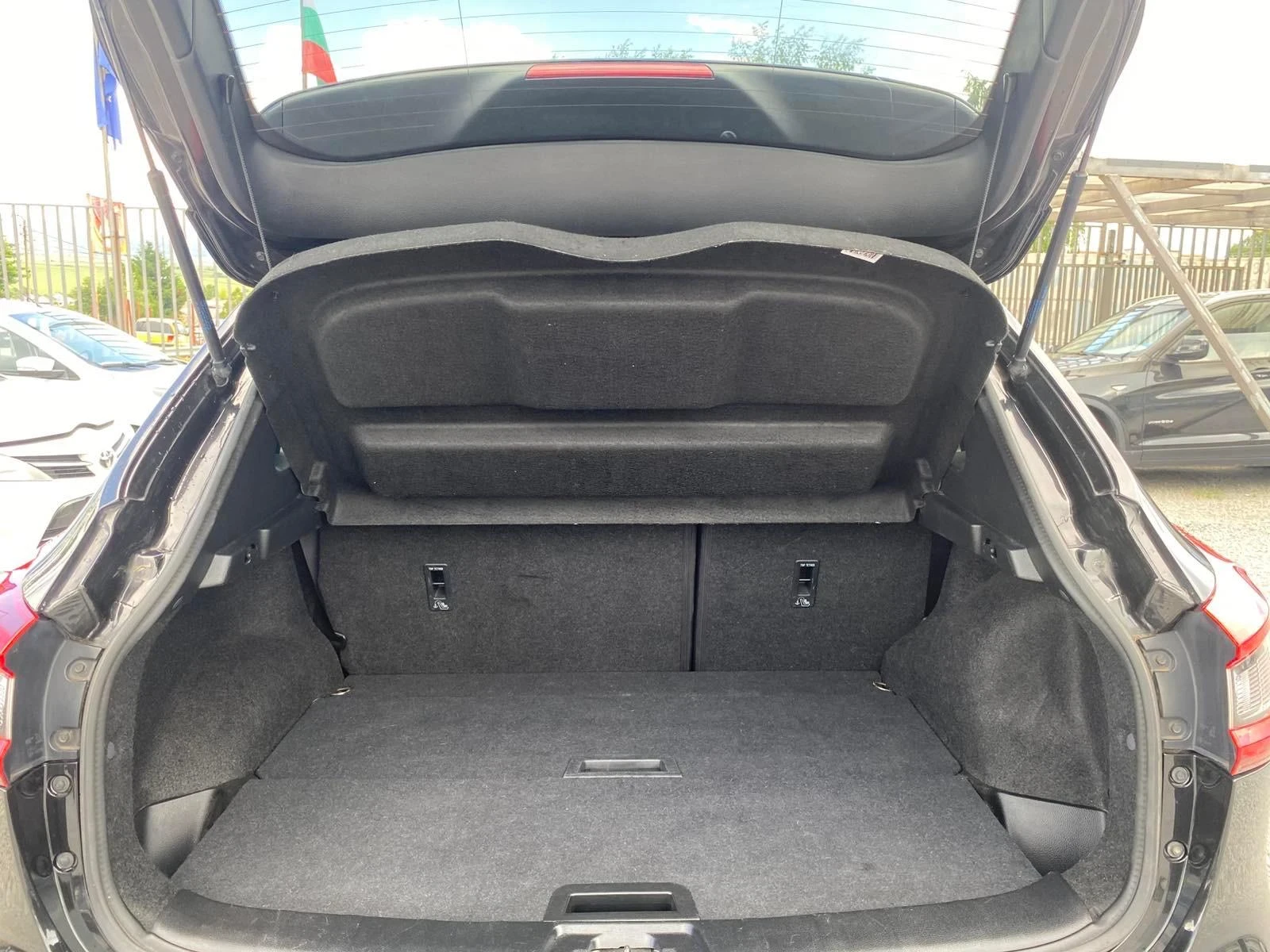 Nissan Qashqai 1.5 dCi Tekna+ , снимка 12 - Автомобили и джипове - 54810375