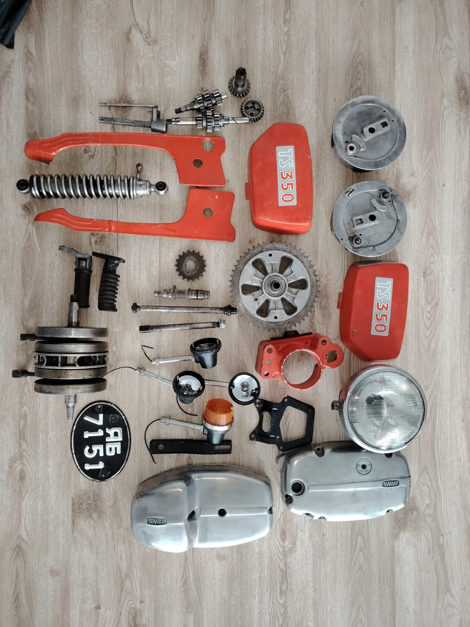 Продавам CZ350 6V на части