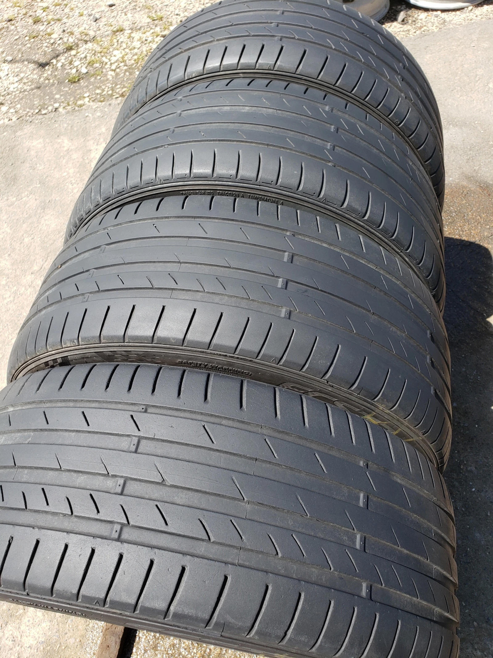 Гуми Летни 235/40R19, снимка 4 - Гуми и джанти - 54344358