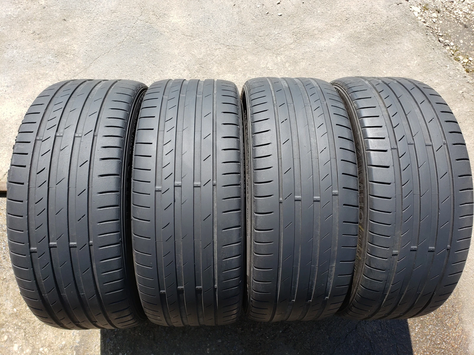 Гуми Летни 235/40R19, снимка 2 - Гуми и джанти - 54344358