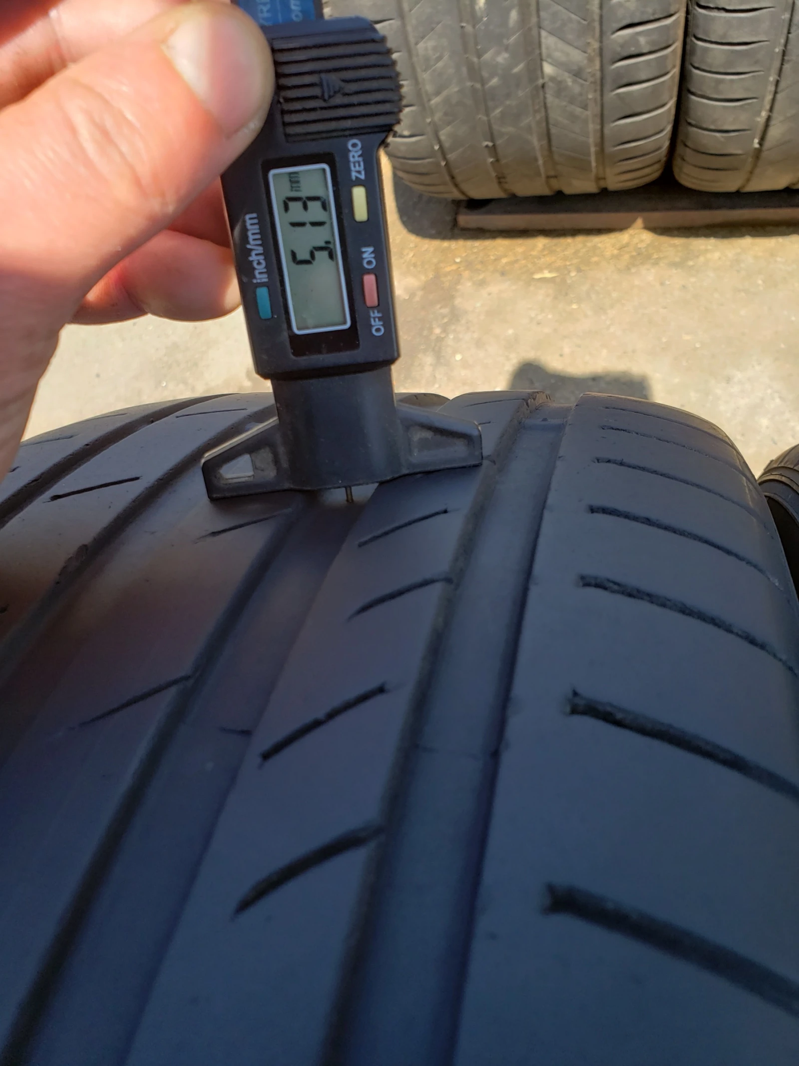 Гуми Летни 235/40R19, снимка 7 - Гуми и джанти - 54344358