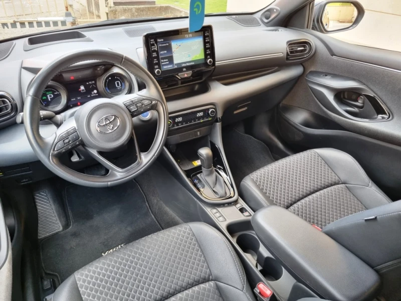 Toyota Yaris 1.5 hybrid, снимка 8 - Автомобили и джипове - 52532512