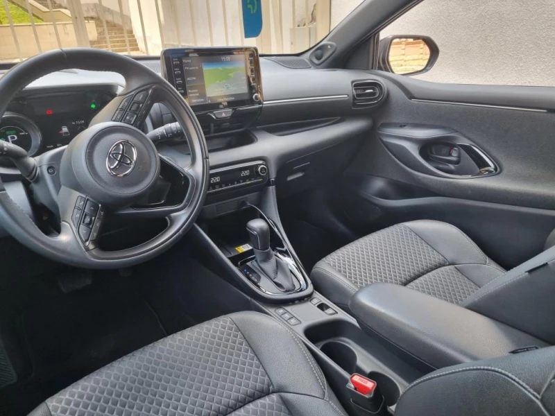 Toyota Yaris 1.5 hybrid, снимка 9 - Автомобили и джипове - 52532512