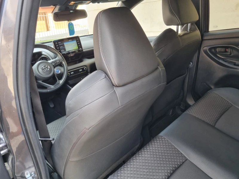 Toyota Yaris 1.5 hybrid, снимка 12 - Автомобили и джипове - 52532512