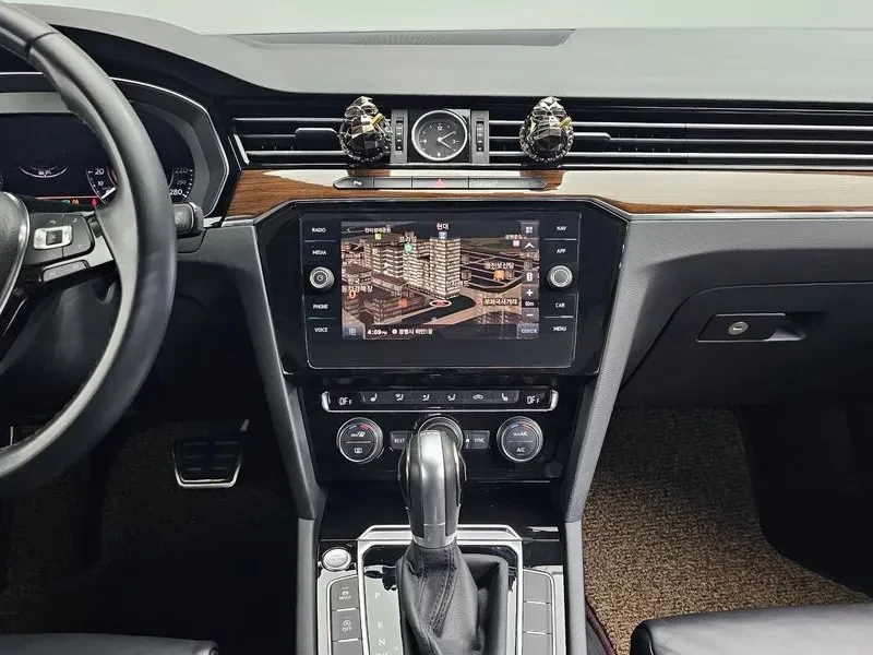 VW Passat 2.0 TDI, снимка 16 - Автомобили и джипове - 54299810