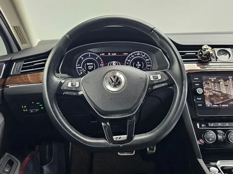 VW Passat 2.0 TDI, снимка 13 - Автомобили и джипове - 54299810