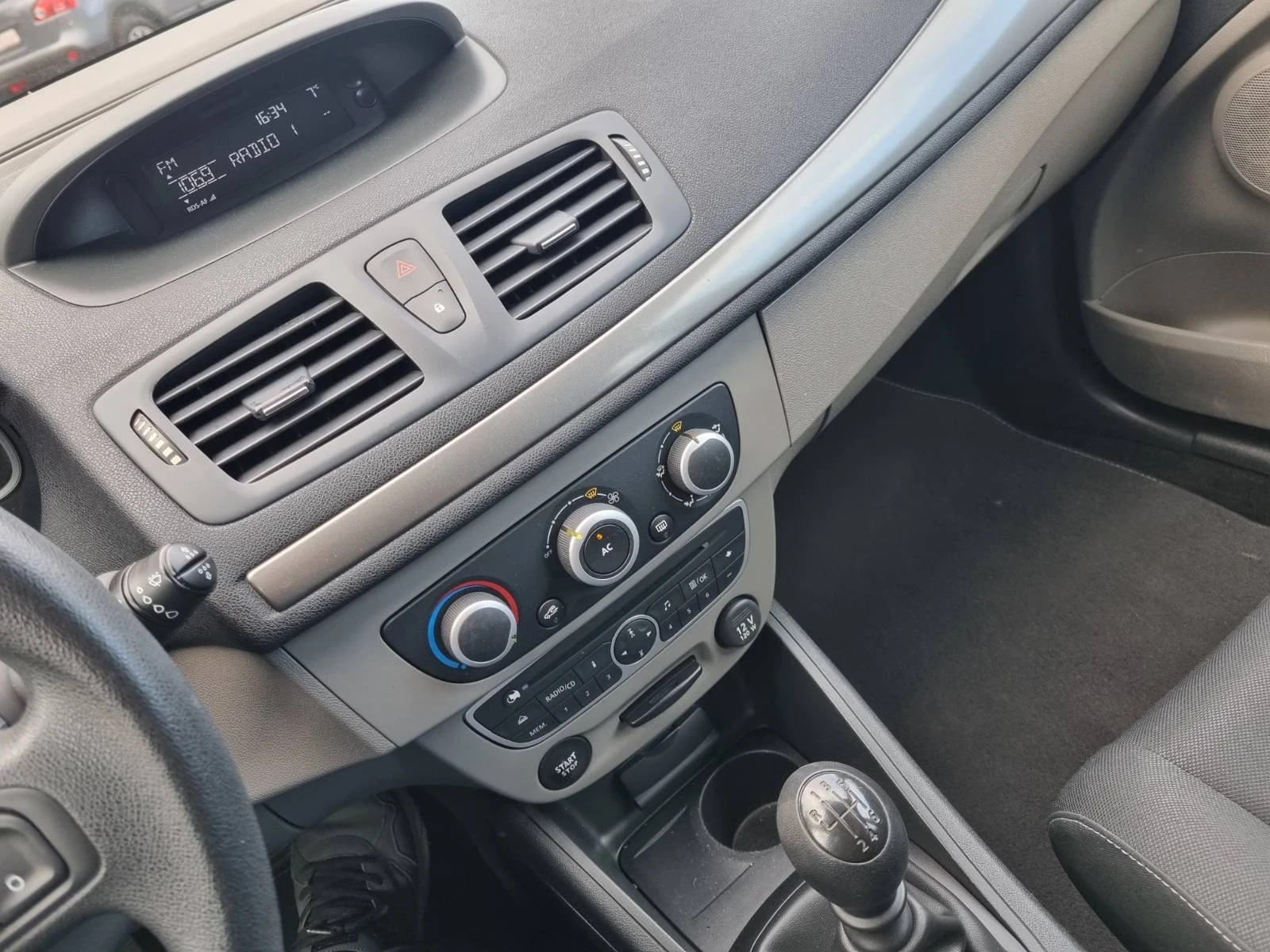 Renault Megane 1.6i ШВЕЙЦАРИЯ, снимка 12 - Автомобили и джипове - 50296229