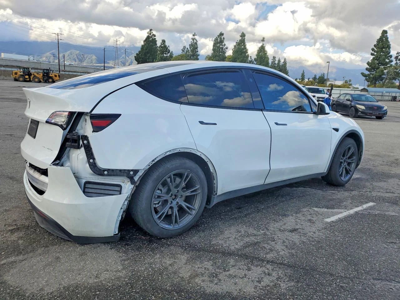 Tesla Model Y Long Range AWD, снимка 3 - Автомобили и джипове - 54152991