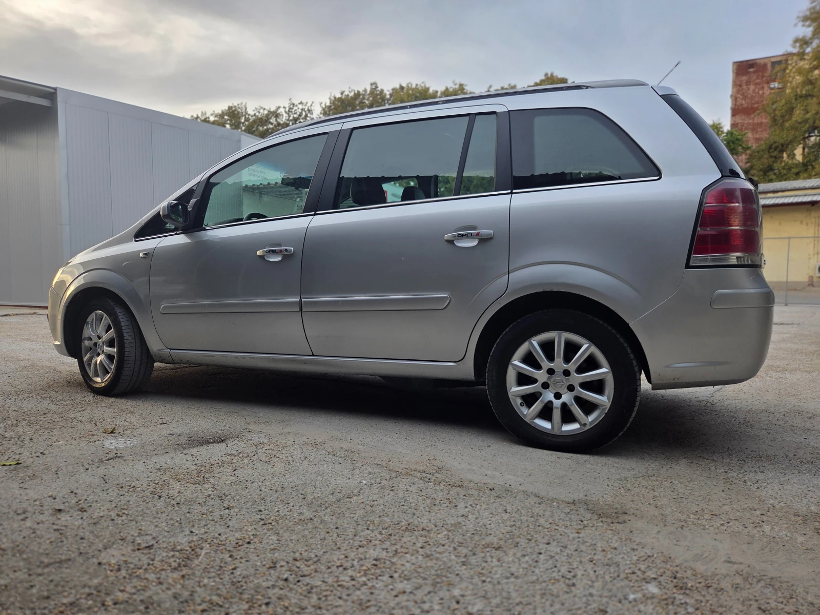 Opel Zafira 1.6 фабрична CNG+ LPG, снимка 3 - Автомобили и джипове - 56571623