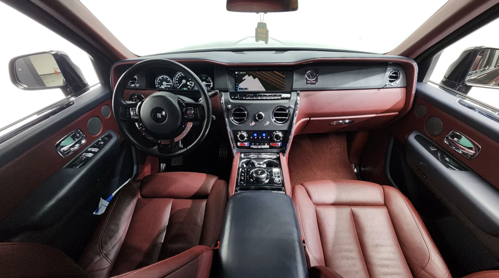 Rolls-Royce Cullinan 6.7 V12/FULL SHADOW LINE/ЦЕНА БЕЗ АНАЛОГ!, снимка 7 - Автомобили и джипове - 54219561