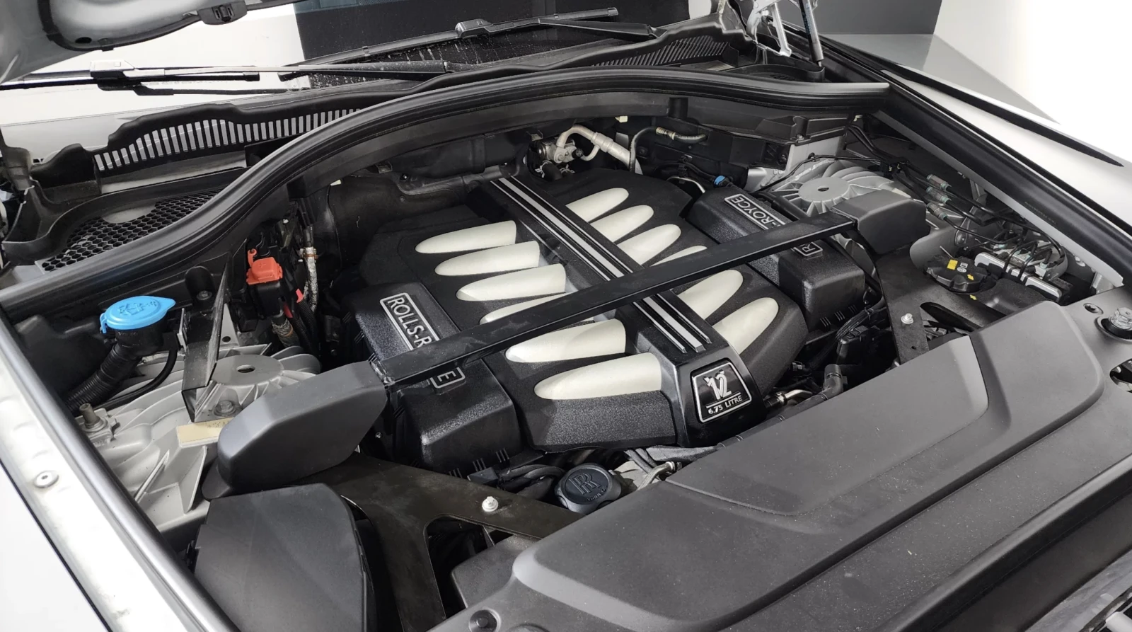 Rolls-Royce Cullinan 6.7 V12/FULL SHADOW LINE/ЦЕНА БЕЗ АНАЛОГ!, снимка 6 - Автомобили и джипове - 54219561