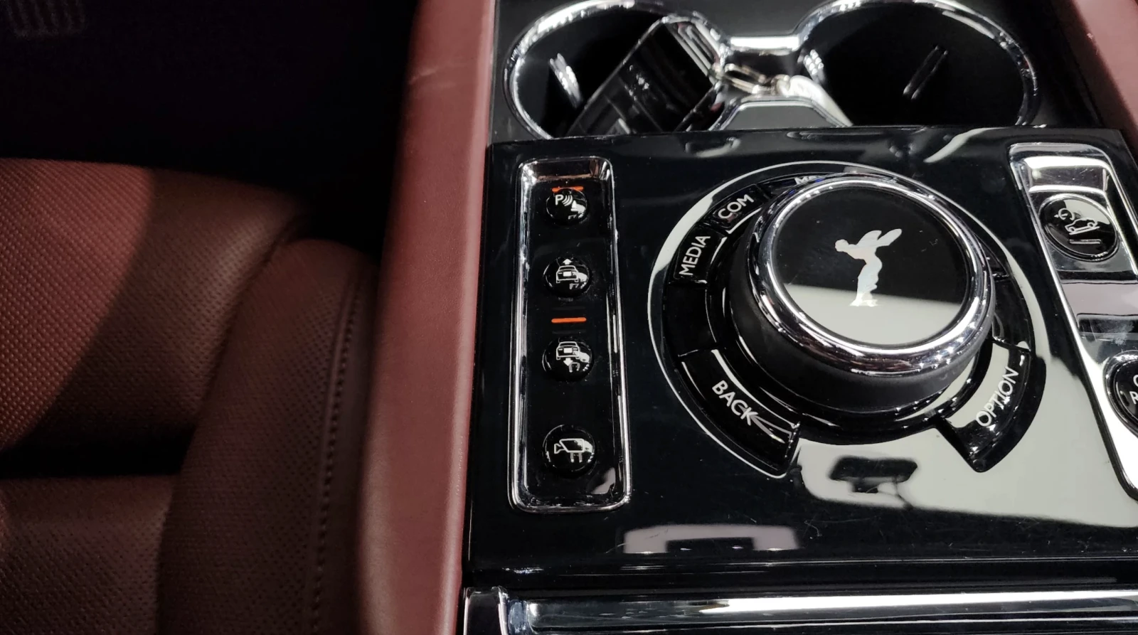 Rolls-Royce Cullinan 6.7 V12/FULL SHADOW LINE/ЦЕНА БЕЗ АНАЛОГ!, снимка 9 - Автомобили и джипове - 54219561