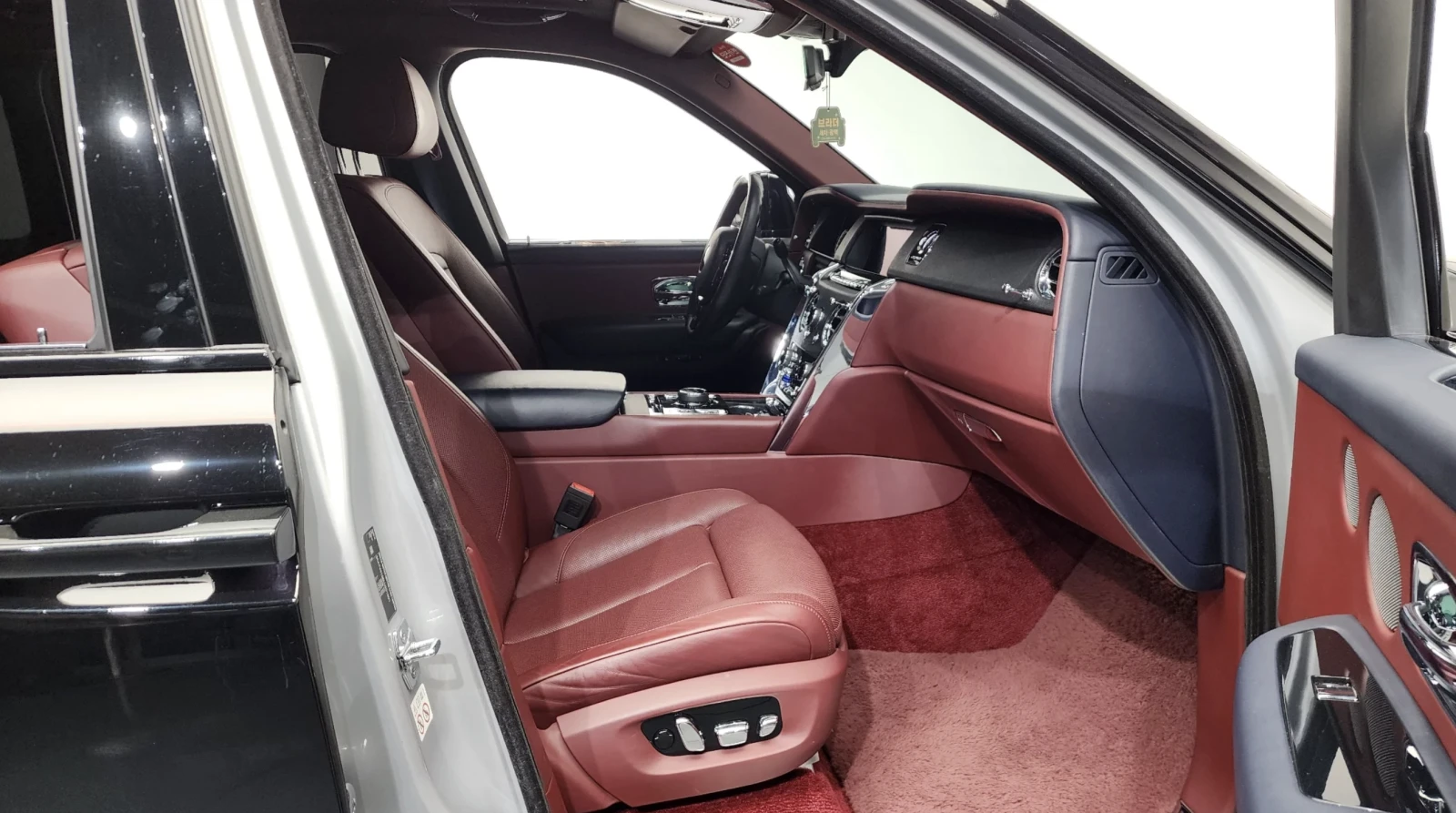 Rolls-Royce Cullinan 6.7 V12/FULL SHADOW LINE/ЦЕНА БЕЗ АНАЛОГ!, снимка 11 - Автомобили и джипове - 54219561