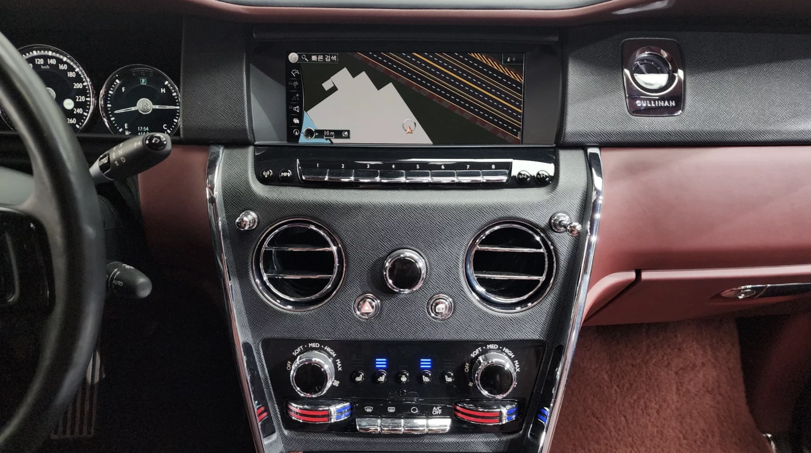 Rolls-Royce Cullinan 6.7 V12/FULL SHADOW LINE/ЦЕНА БЕЗ АНАЛОГ!, снимка 14 - Автомобили и джипове - 54219561