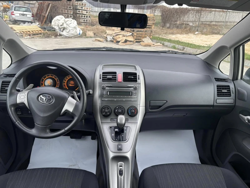 Toyota Auris 1.6 АВТОМАТИК, снимка 12 - Автомобили и джипове - 49532919