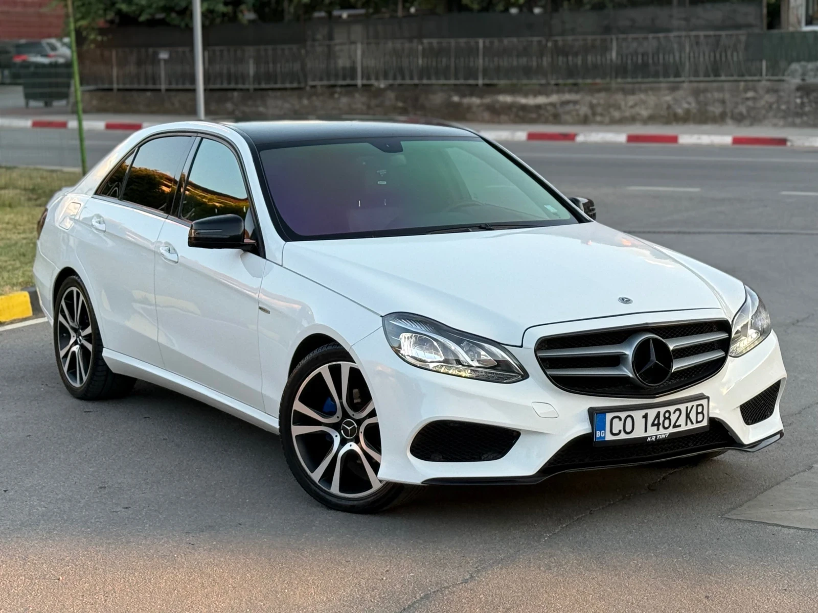 Mercedes-Benz E 220 AMG pack* Навигация* Кожа* Климатроник, снимка 1