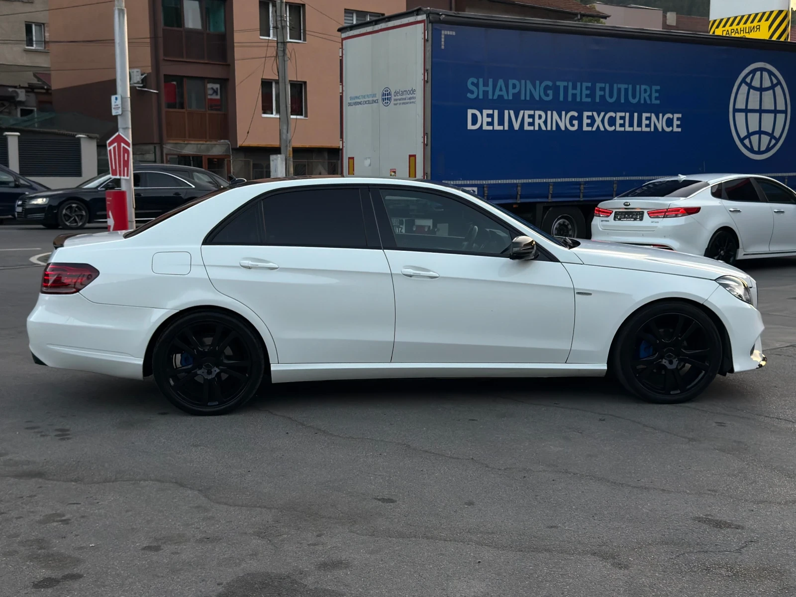 Mercedes-Benz E 220 АМГ/Нави/Автоматик/Кожа/CarPlay/Камера, снимка 6 - Автомобили и джипове - 51578578