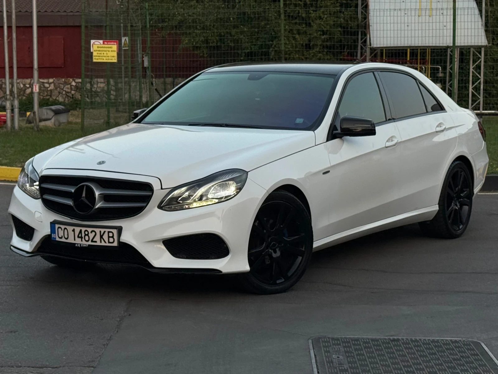 Mercedes-Benz E 220 АМГ/Нави/Автоматик/Кожа/CarPlay/Камера, снимка 2 - Автомобили и джипове - 51578578