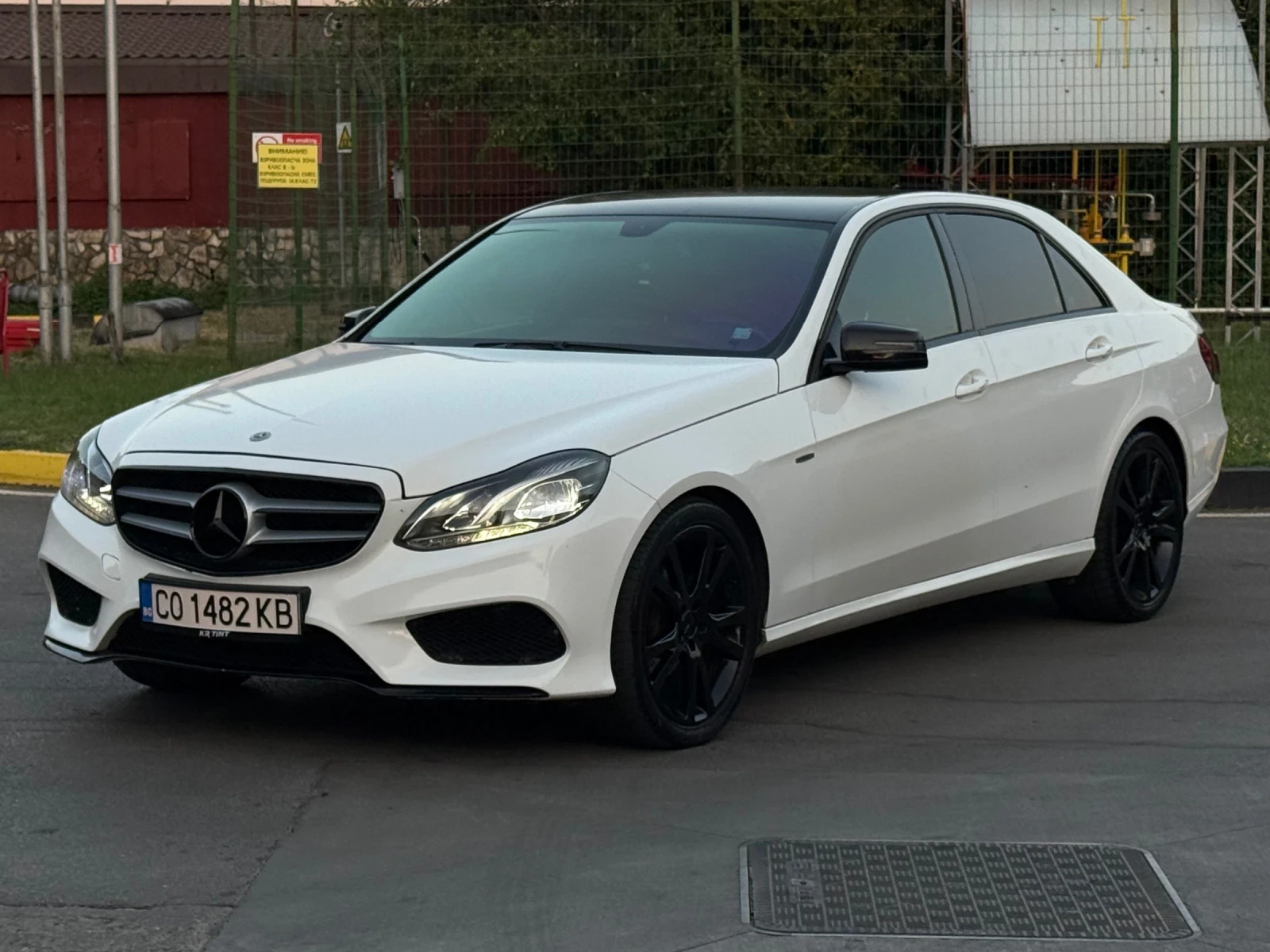 Mercedes-Benz E 220 АМГ/Нави/Автоматик/Кожа/CarPlay/Камера, снимка 4 - Автомобили и джипове - 51578578