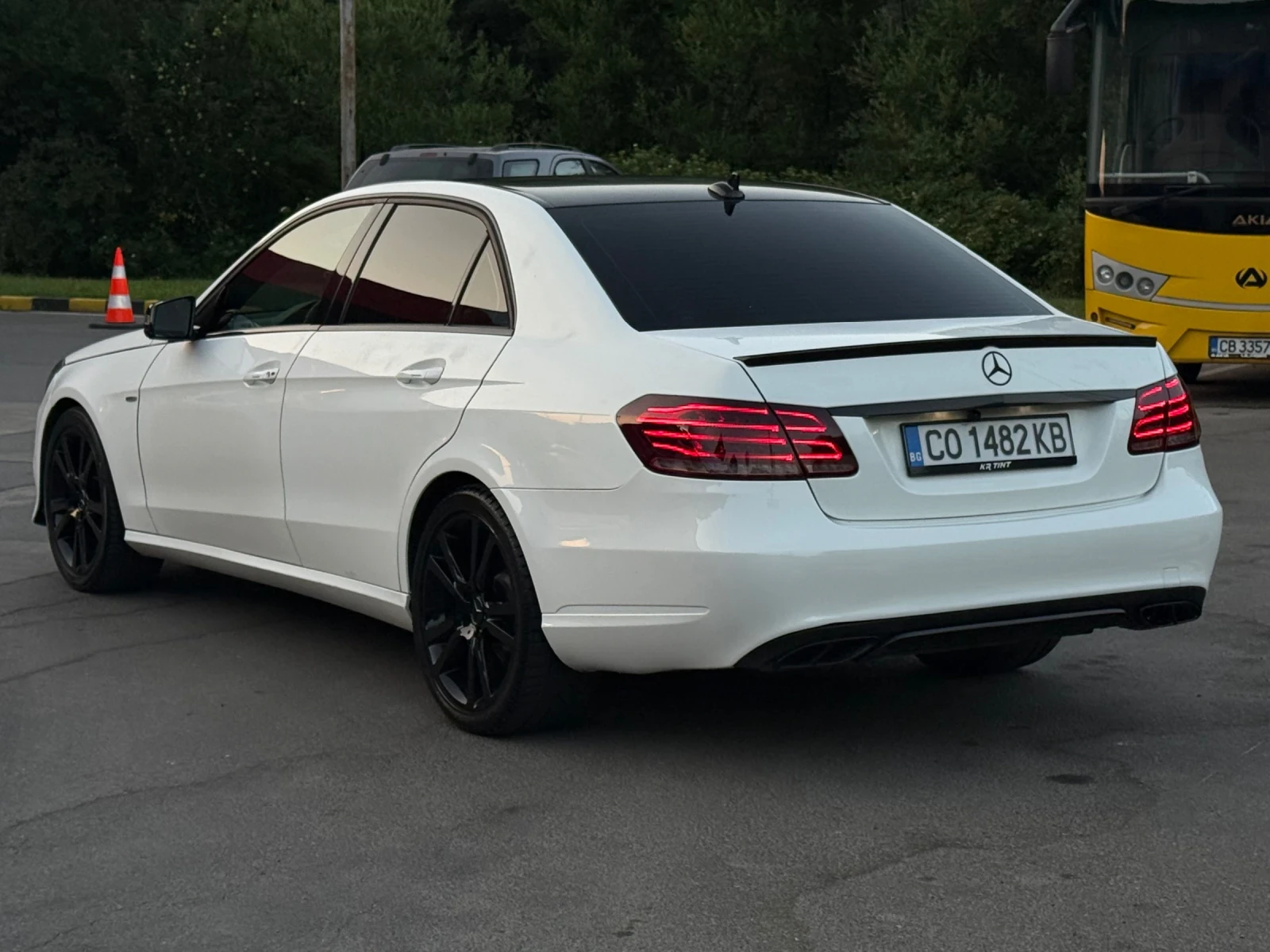 Mercedes-Benz E 220 АМГ/Нави/Автоматик/Кожа/CarPlay/Камера, снимка 8 - Автомобили и джипове - 51578578