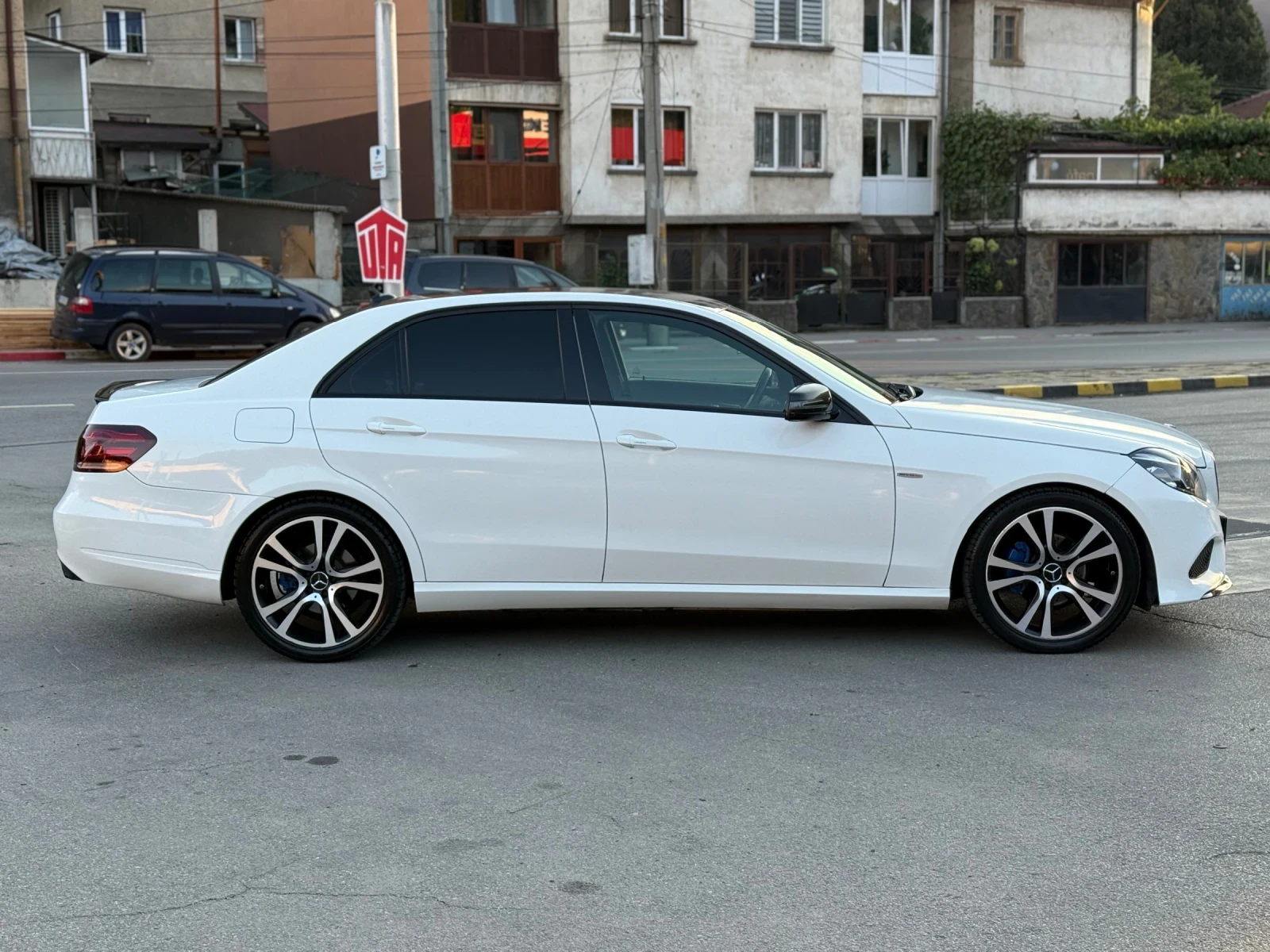 Mercedes-Benz E 220 AMG pack* Навигация* Кожа* Климатроник - изображение 4