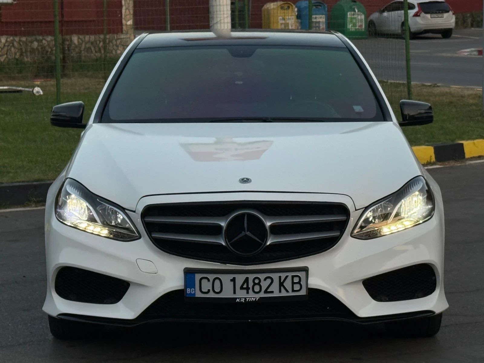 Mercedes-Benz E 220 АМГ/Нави/Автоматик/Кожа/CarPlay/Камера, снимка 3 - Автомобили и джипове - 51578578