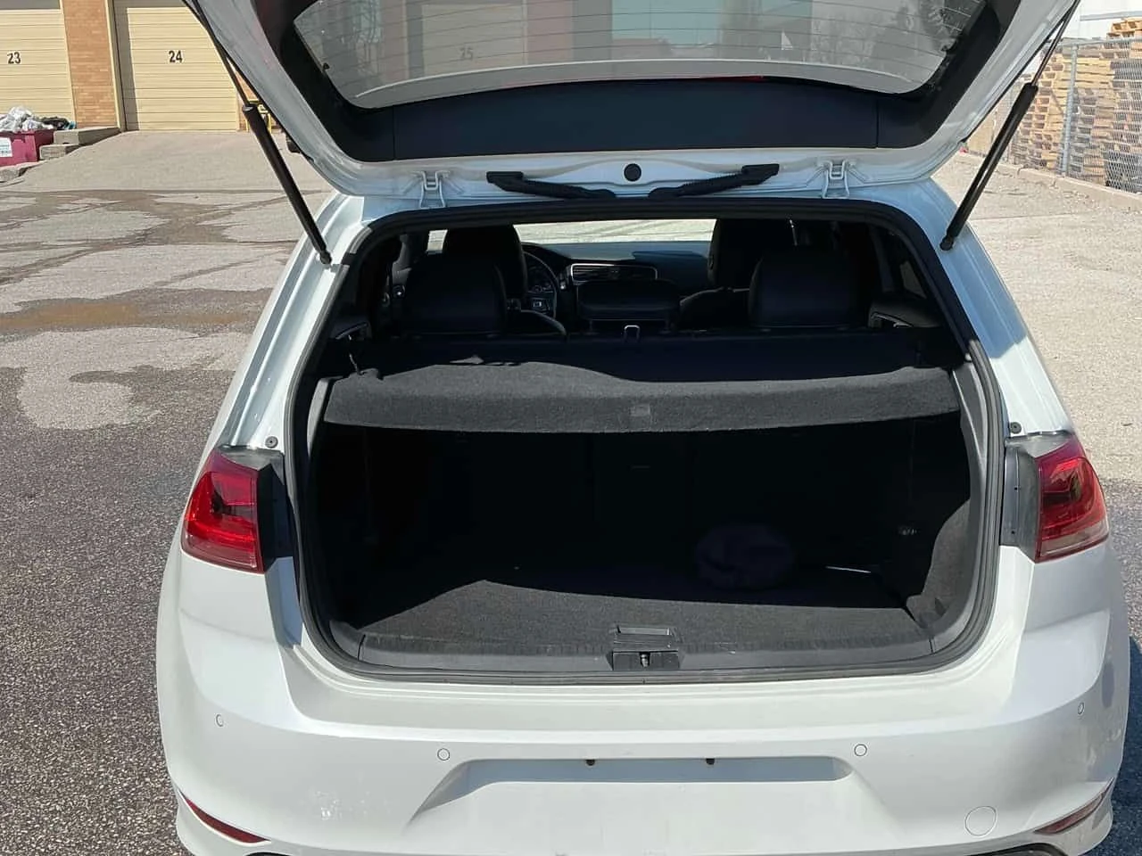 VW Golf R MANUAL * ДИСТРОНИК* ПОДГРЕВИ* КАМЕРА* , снимка 14 - Автомобили и джипове - 54144942