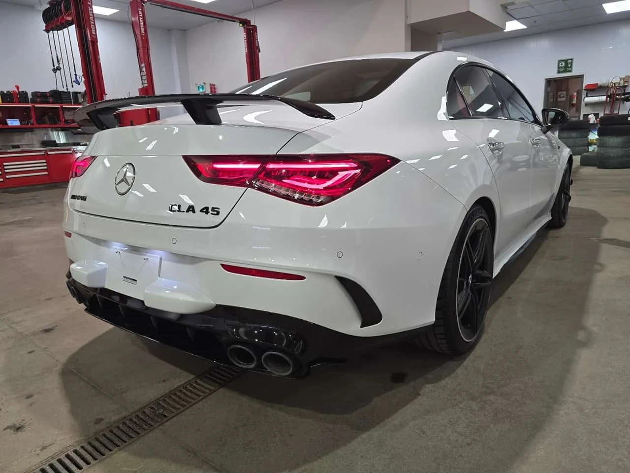 Mercedes-Benz CLA 45 AMG / DISTRONIC / 360 / ALCANTARA / AMBIENT , снимка 6 - Автомобили и джипове - 55574866