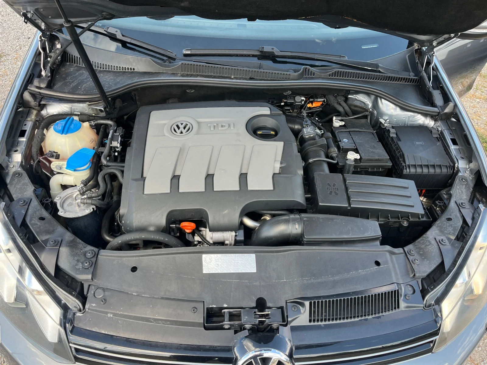 VW Golf 1.6TDi high line, снимка 12 - Автомобили и джипове - 55953422