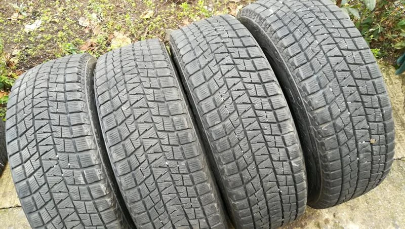 Гуми Зимни 225/65R17, снимка 2 - Гуми и джанти - 26781780