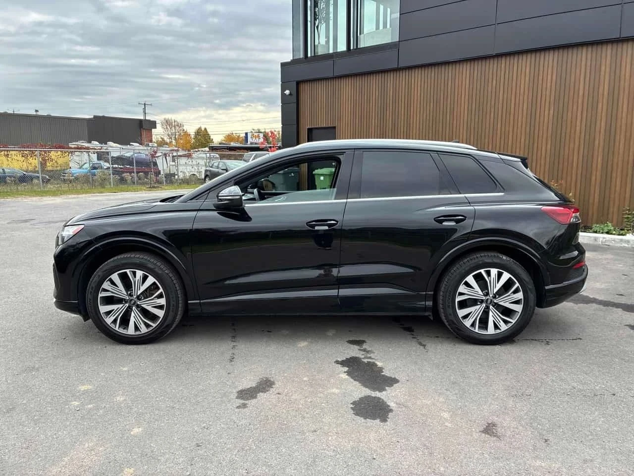 Audi Q4, снимка 2 - Автомобили и джипове - 56686053