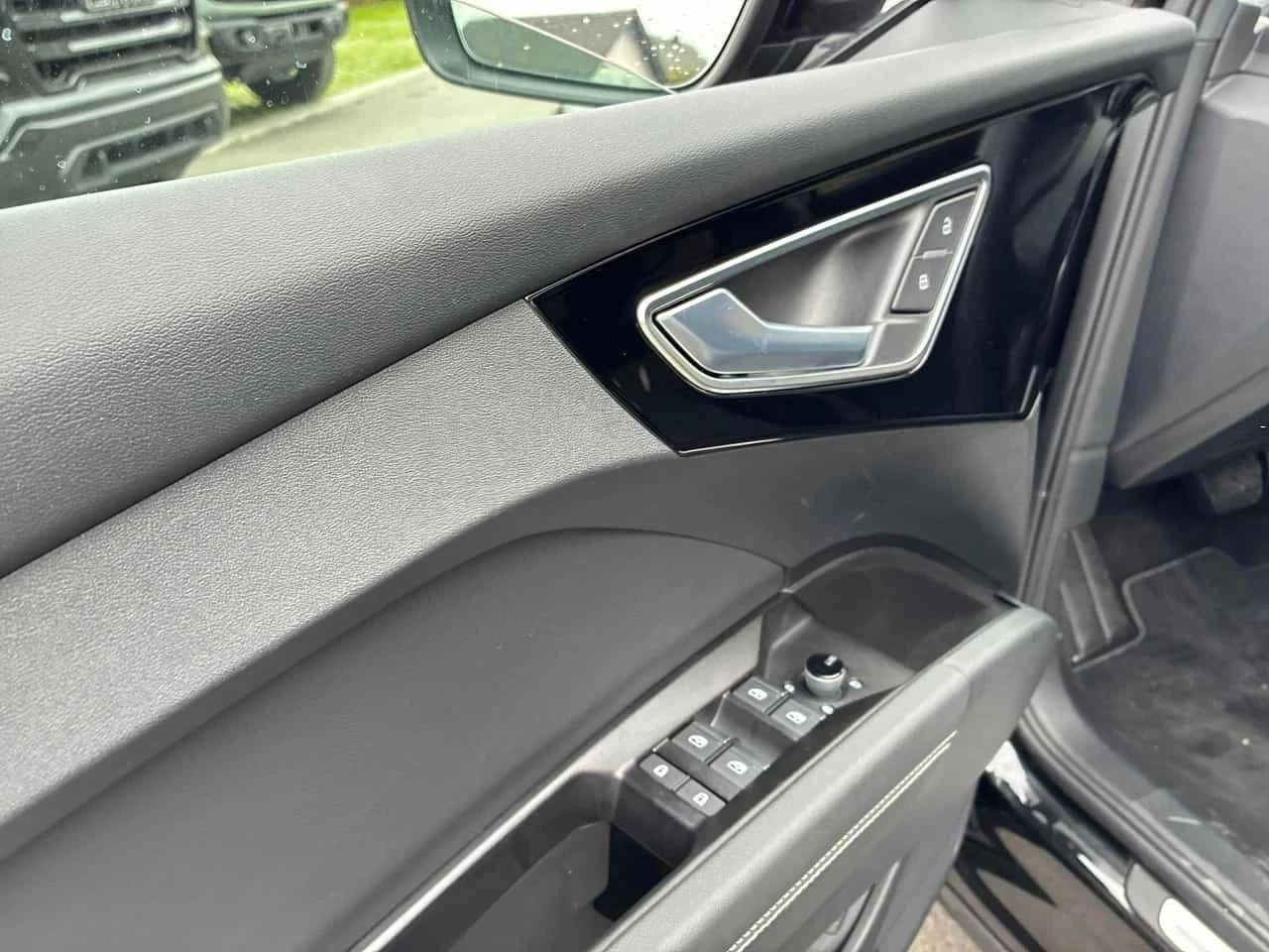 Audi Q4, снимка 12 - Автомобили и джипове - 56686053