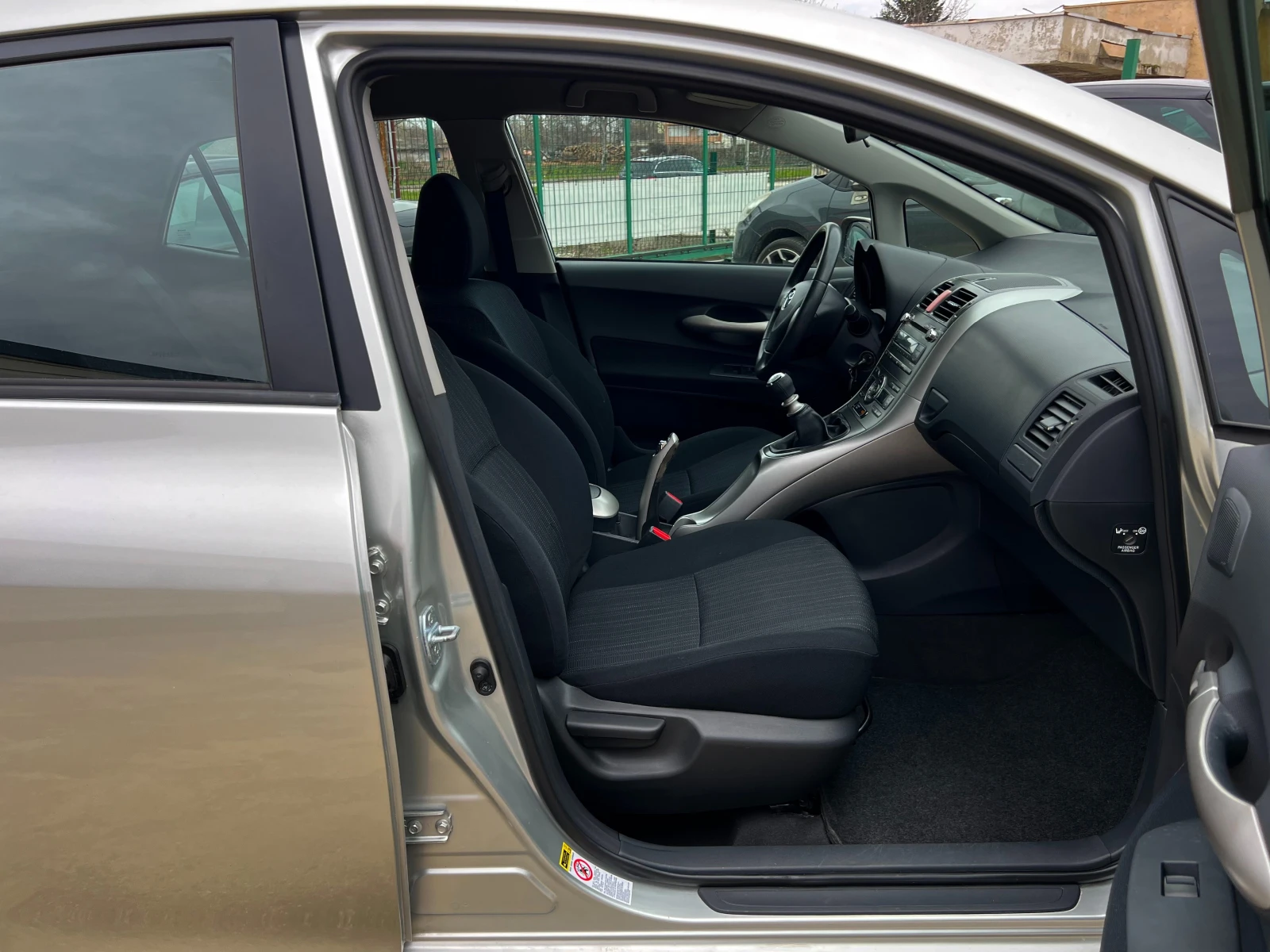 Toyota Auris 2.0-ДИЗЕЛ-126кс, снимка 11 - Автомобили и джипове - 53975102