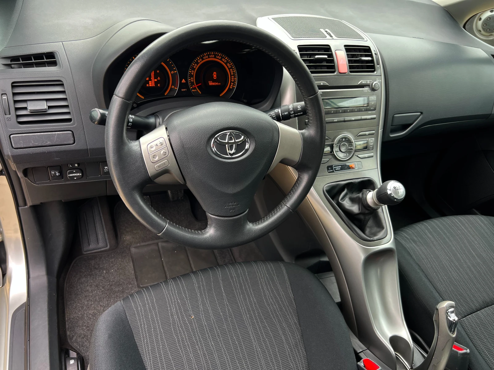 Toyota Auris 2.0-ДИЗЕЛ-126кс, снимка 9 - Автомобили и джипове - 53975102
