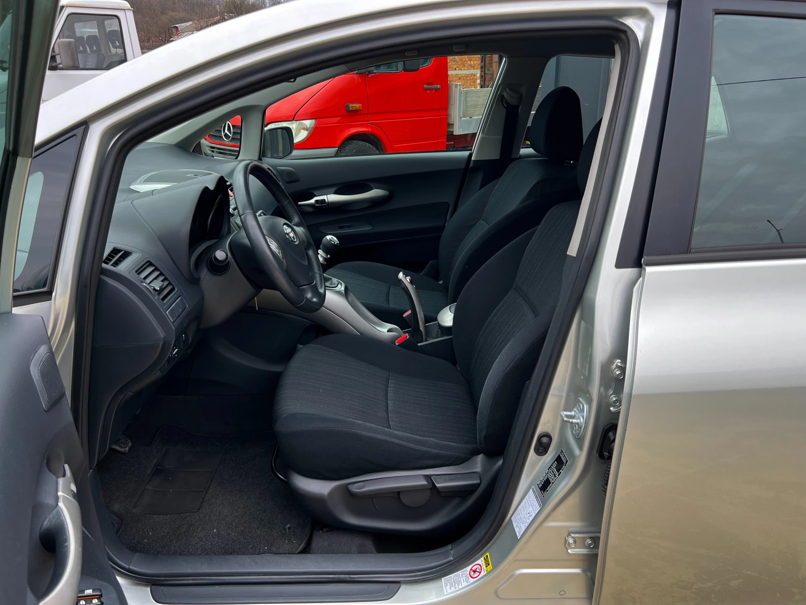 Toyota Auris 2.0-ДИЗЕЛ-126кс, снимка 8 - Автомобили и джипове - 53975102