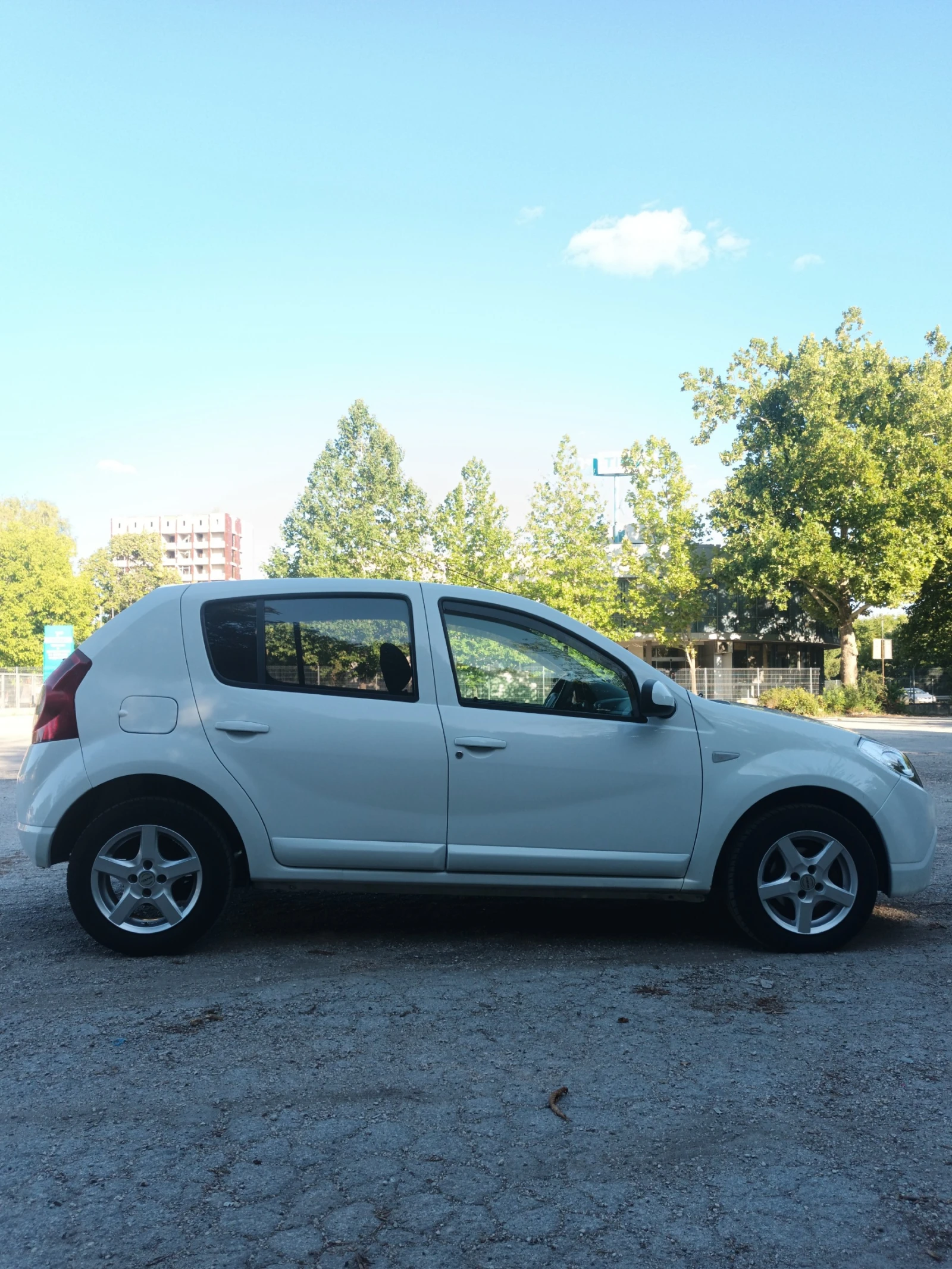 Dacia Sandero 1.5dci, снимка 5 - Автомобили и джипове - 55302463