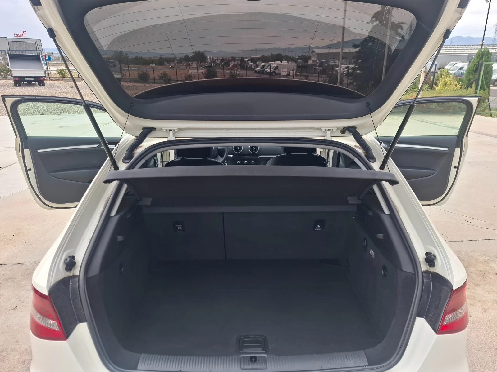 Audi A3 1.6TDI/Euro5B/Нави/Клима, снимка 13 - Автомобили и джипове - 56270224