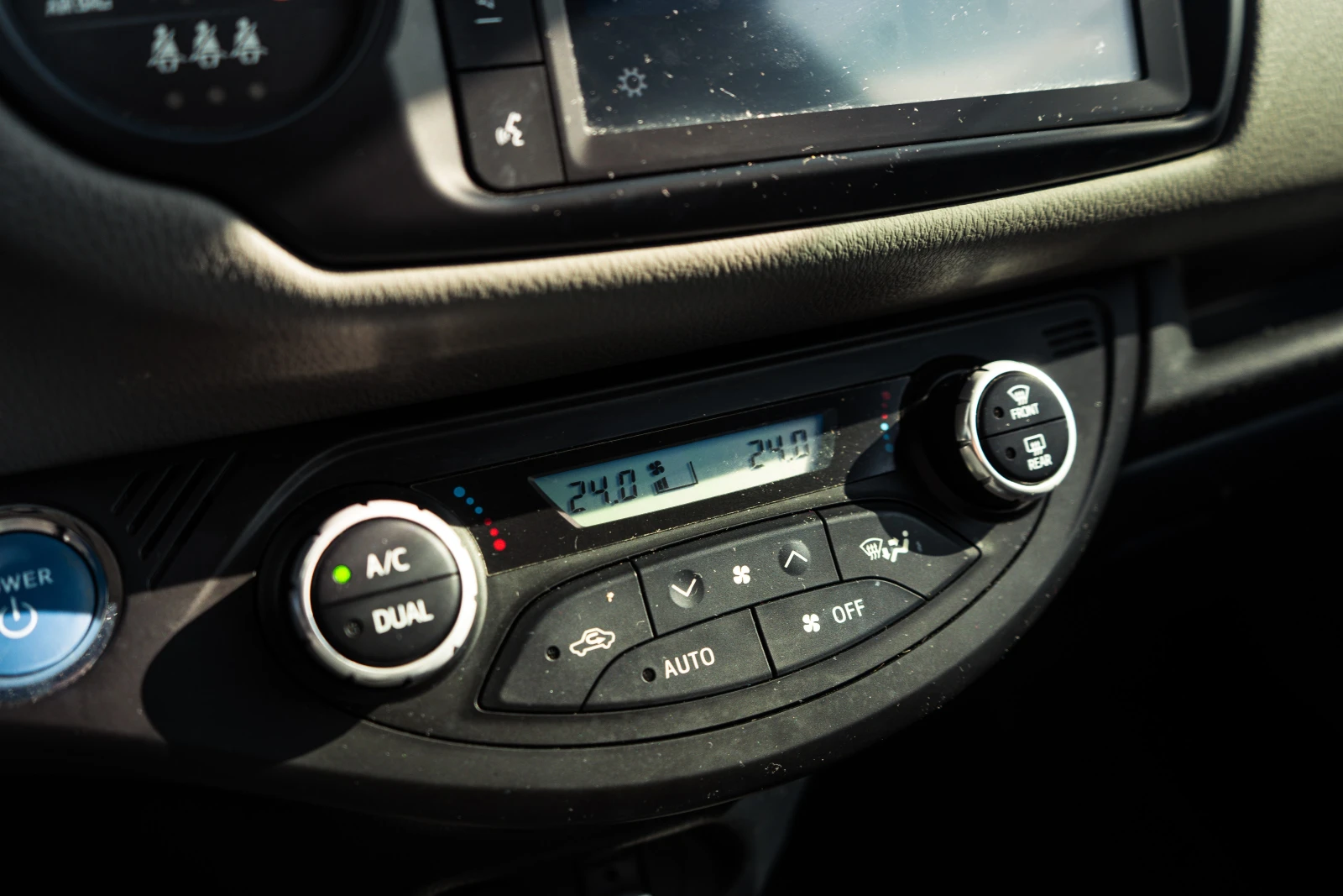 Toyota Yaris 1.5 Hybrid E-CVT, снимка 12 - Автомобили и джипове - 56744226