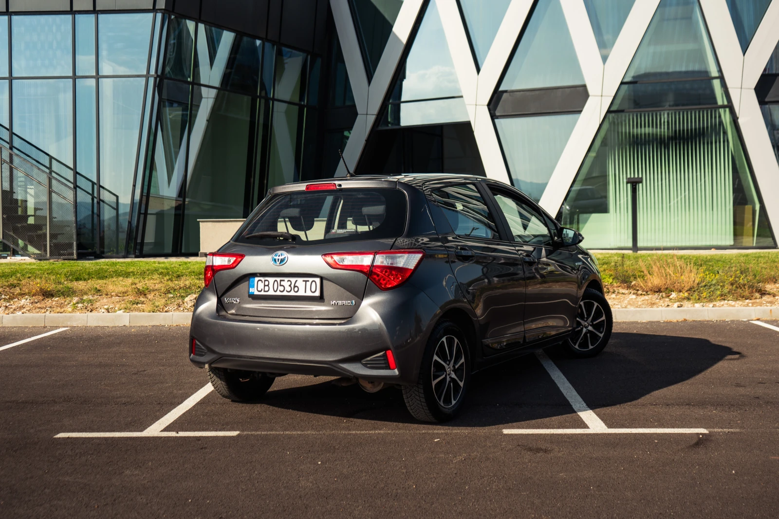 Toyota Yaris 1.5 Hybrid E-CVT, снимка 5 - Автомобили и джипове - 56744226